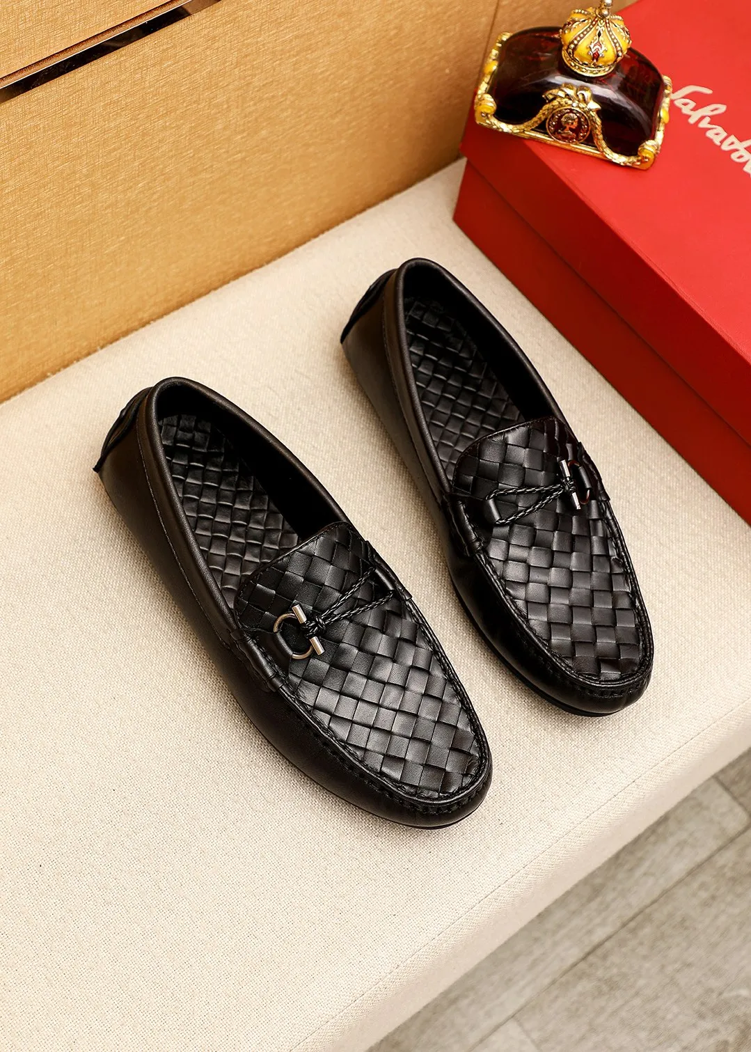 Men's shoes 💰360 💐 Product trademark: Ferragamo "Ferragamo" bean shoes Regular size: 38-44 (45.46🉑️customized) Product materials: Selected imported woven cowhide upper + classic hardware buckle, imported pig leather lining. Strong three-dimensional visual effect, original outsole color: 1⃣️color optional
